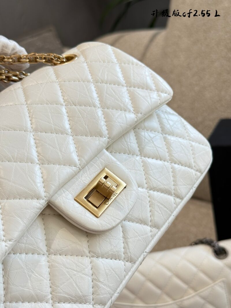 0d5124bbf7.jpg Chanel CF 2.55 Medium P255
No matter what clothes you wear, a Chanel handbag,
They can add a trendy color to your outfit.
Elegant commuting yet gentle, classic retro, the C-seat in the crowd
Easy to match with different occasions~
The shoulder strap ...