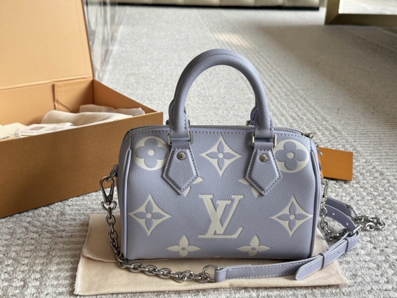 255 new model (with box)
size：20*14cm
L Home SS23 Speedy 20
Experience the joy of purple together~
Carrying a small bag, I really love it, love it~
?? Purple;
Search: Lv nano