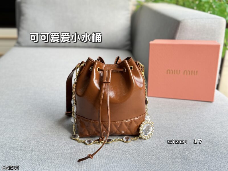 Color card ??
MIU MIU Water Diamond Chain Bucket Bag