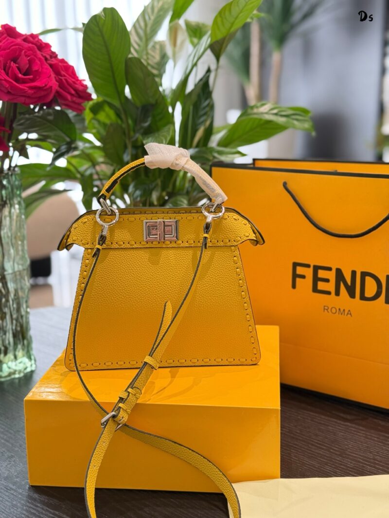 0d93746a82.jpg Fendi can cure all diseases p230
While shopping, I was mesmerized by FENDI Peekaboo ISeeU Petite's natural grain leather paired with Selleria handmade stitching
Full of design sense, low-key luxury yet elegant
No matter what outfit it is paired with,...