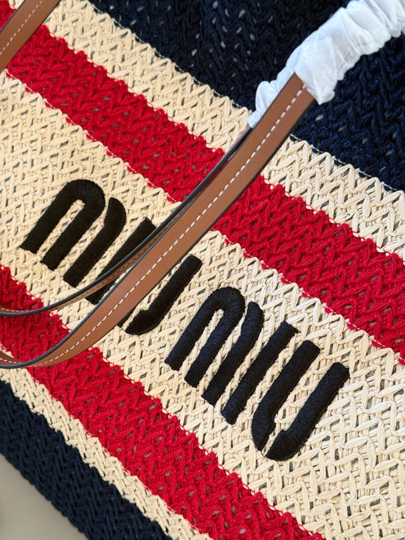 200 without box
Size: 36 * 37cm (vertical version)
Medium width 45 * 35cm (horizontal version)
MiuMiu woven bag, win hemp
This crochet tote bag
Splicing patterns with vibrant color blocks!
What you need for a perfect texture score is one
Loose short-...