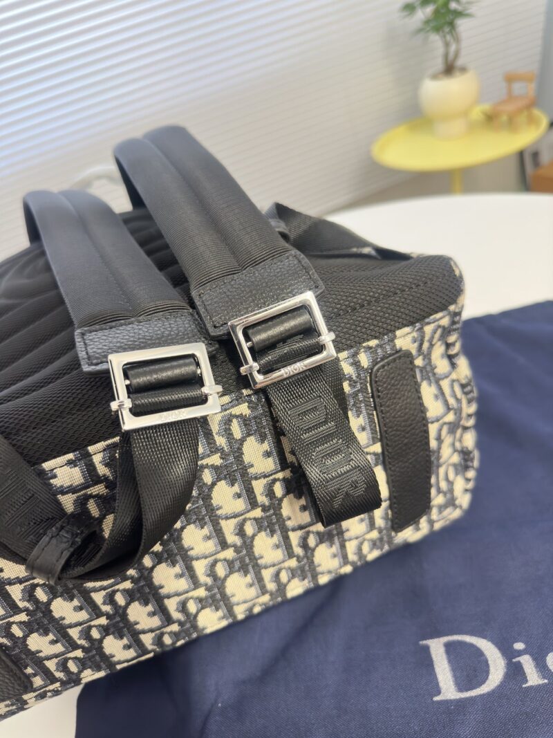Classic canvas bag paired with cowhide, perfect for both men and women in spring and summer retro style. This bag hits the heart with just one glance, featuring a neutral blue herringbone embroidery and vintage waterproof technology fabric. Dior's co...