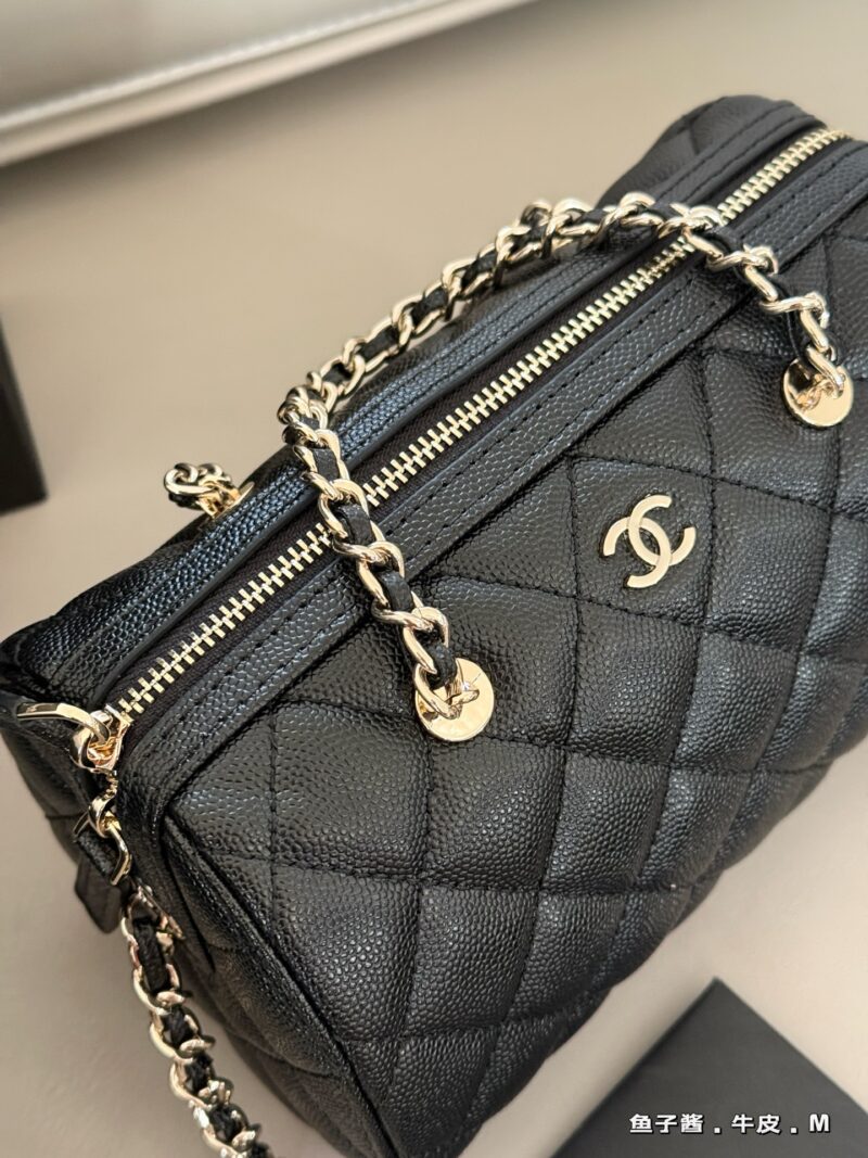 260 box cowhide
size：18*12cm
The Relaxation of Xiaoxiang's 25p Bowling Bag
Litchi peel and detachable chain
The round and plump bag has a particularly good capacity
I don't choose outfits either!
Belonging to the classic style of bowling!