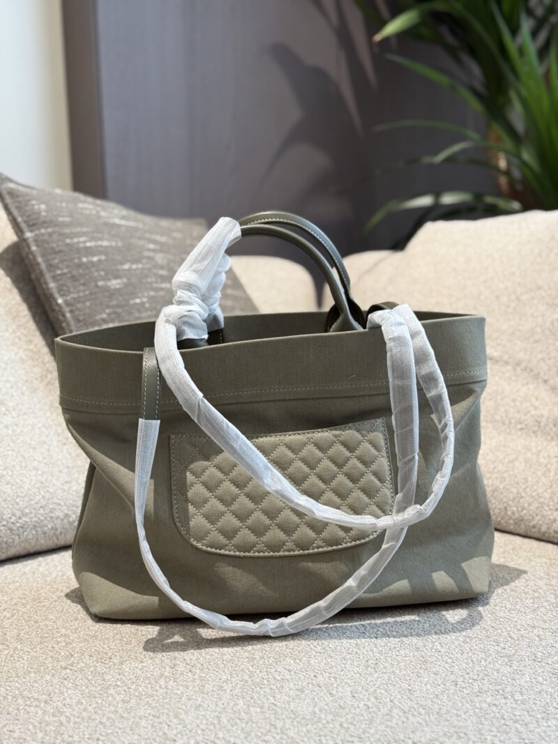 Chanel vintage tote bag p240
Chanel's 2way tote bag is amazing! It looks great when carried on one shoulder or by hand
The bag is made of denim with a slight gray tone
So it's not heavy and durable
Daily commuting, using a computer, or going out for ...