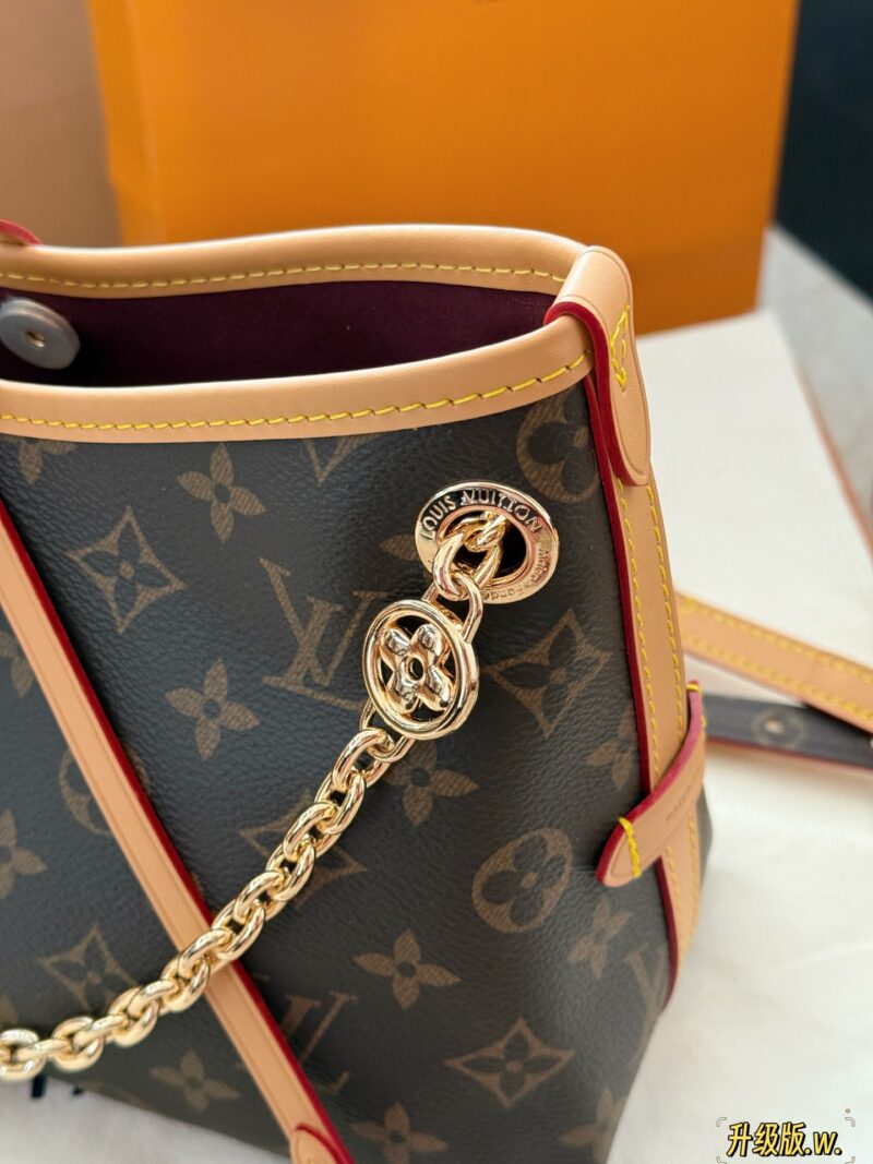 0dc69291fd.jpg 235 box upgrade version w
size:26*17cm
L's Carryall BB has finally arrived
Package body with sliding metal chain
More exquisite!
Small girls are blessed with easy matching of various clothing styles!