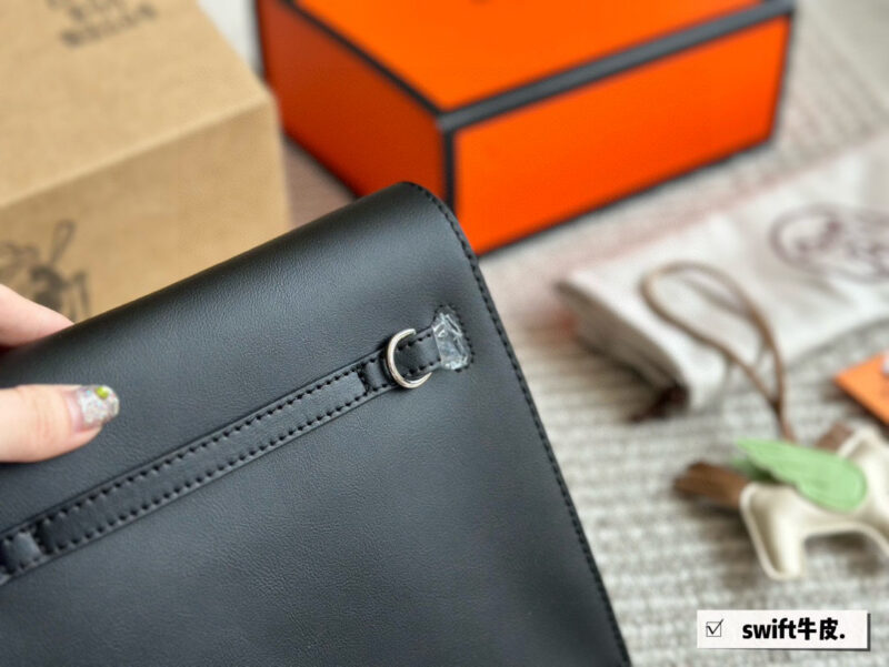 Box pairing
size：22*18cm
Newly emerging skin ??
Dance bag Kelly Danse ??
Complete logo
Authentic version can have multiple uses
It can be carried on both shoulders, slung over the waist, or carried by hand
Specially practical, advanced, and...