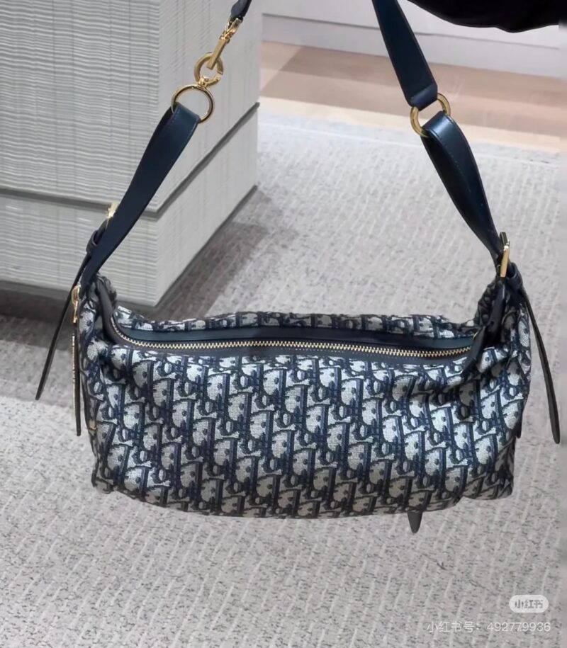 0de036dc8b.jpg Dior 2025 new model! NEw/Online Launch
The new model that will be launched in early spring 2025 is here
The picture is taken in medium size, very casual and fashionable style # toujours # Dior # Dior new style # Dior