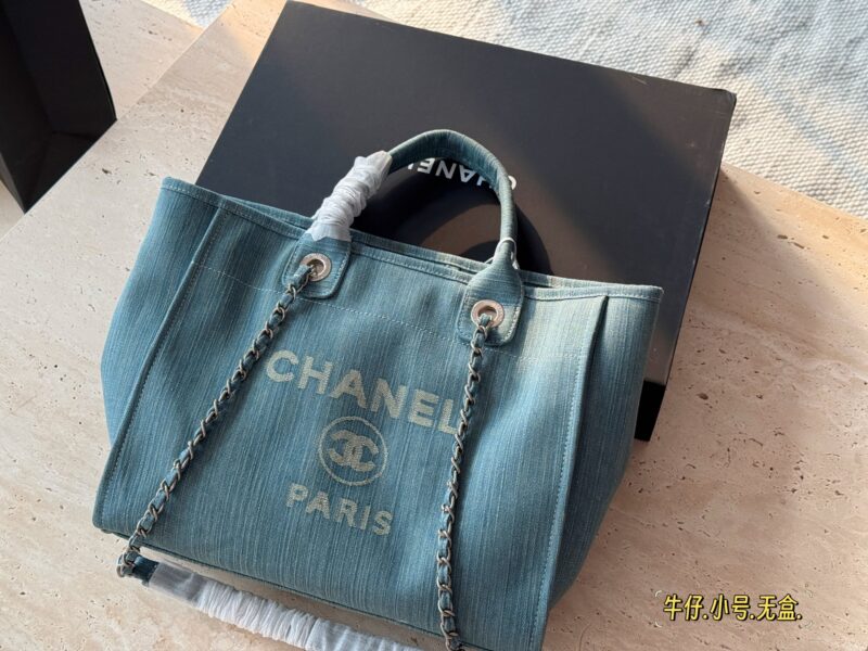 0de26751fb.jpg 260255 without box
Size: 38 * 30cm (large)
33 * 25cm (small)
Xiaoxiangjia Cowboy Beach Bag ?
Arrange it! Arrange it!
This beach bag released this year is so beautiful!
Washing old models with water gives them a more luxurious feel