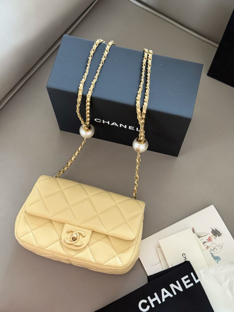 0de3d3be40.jpg 230 box
size:20*13cm
Xiaoxiangjia CF Double Pearl Bag
Size 20.5x13x6.5
No need to say more, it's perfect!
Easy storage for both large and small phones!
Both sides of the pearl can be adjusted
The chain can become longer and shorter!
Underarm hand-h...