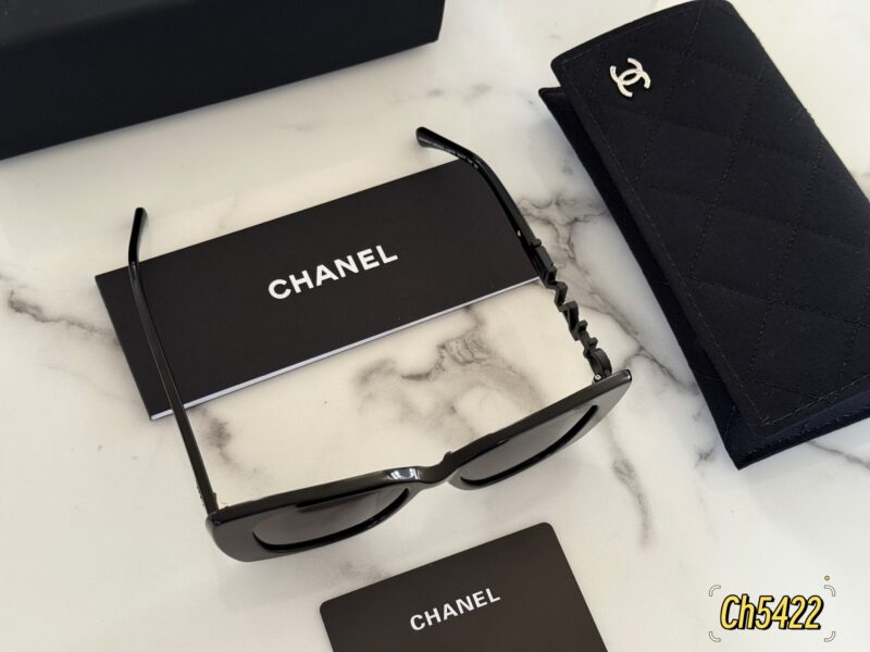0de4045673.jpg 220 sets of complete packaging
Chanel's Mandarin Duck Legs, also known as the "Out of Stock King",
It's too high-end and spicy~
Xiaoxiang's sunglasses
It's too touching on my girlish heart,
Cool and cool~
Effortlessly trendy~It's also great to have a...