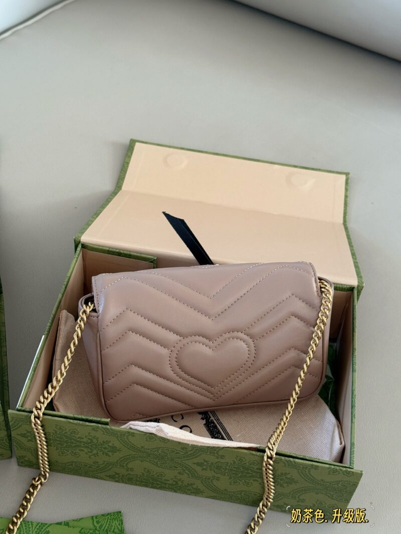 0de410569d.jpg 195 box
size:16.5cm
GG Marmont New Milk Tea Color
Full of atmosphere~
Must buy Mamon bag
Marmont's most classic double G