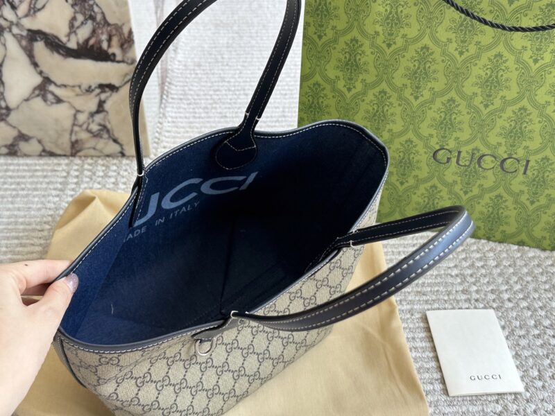 0df14b18eb.jpg 220 boxes
size:22*21cm
GG new double-sided tote bag
Capacity is also acceptable
My god? It's so beautiful!
Classic must-have item
