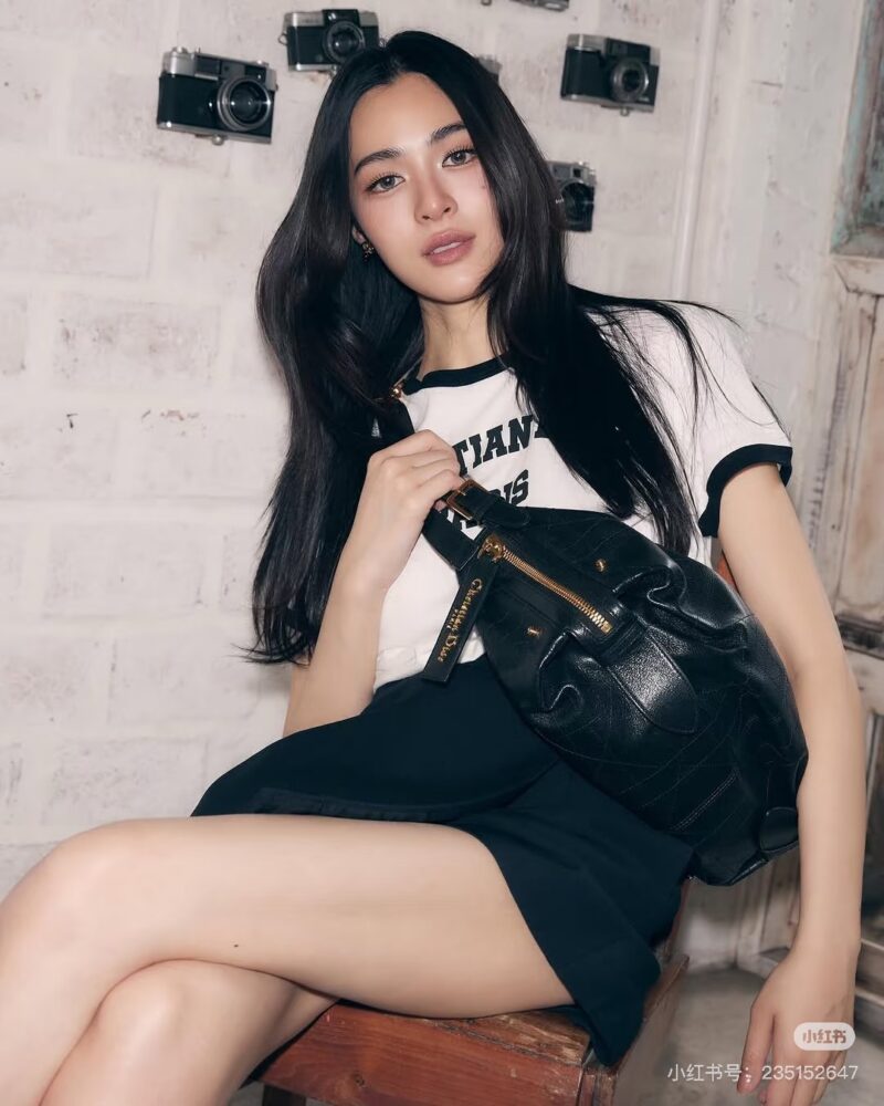 Fashion News | The new bag favored in 2025 is actually a prisoner of "it" # Record of Romantic Life. The new bag D-Journey debuted at the 2025 Spring/Summer fashion show, with soft lines and contours creating a modern sense of the times~
The material...