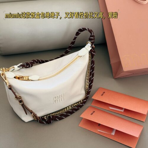 220 box upgrade version
Size: Bottom width 18 * 15cm
Miumiu canvas style small lunch box~
Bring your own surfing rope!!
MiuMiu's latest lunch box bag!!
The king of cost-effectiveness
The new early spring model has been launched with a loud bang!!
Her...