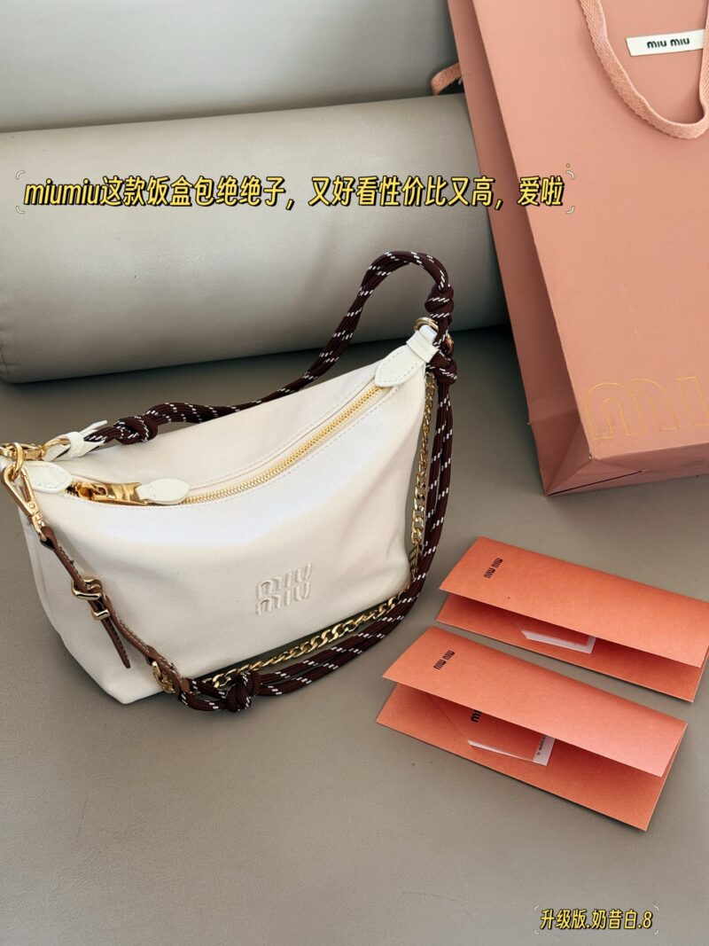 0dfed6c19f.jpg 220 box upgrade version
Size: Bottom width 18 * 15cm
Miumiu canvas style small lunch box~
Bring your own surfing rope!!
MiuMiu's latest lunch box bag!!
The king of cost-effectiveness
The new early spring model has been launched with a loud bang!!
Her...