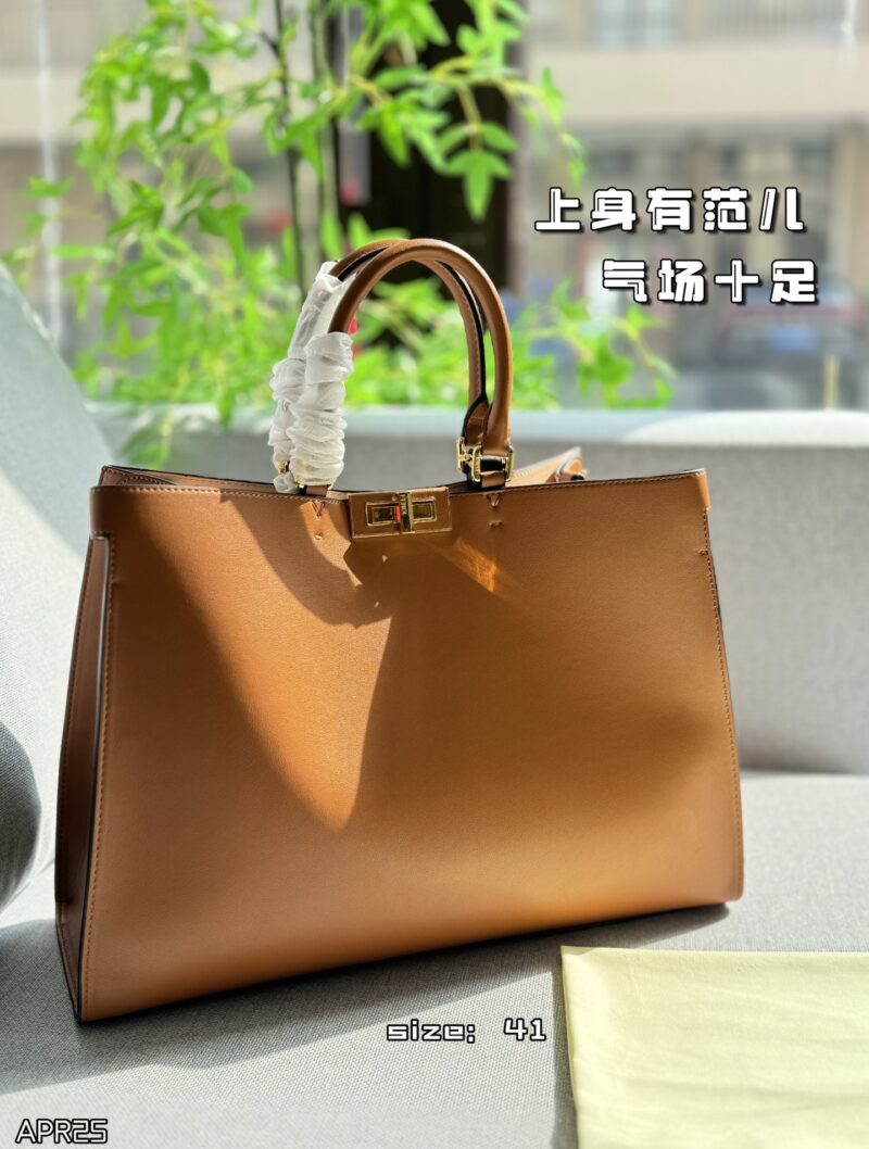 Color card ??
FENDI PeekabooX-tote series kitten bag tote bag shopping bag shoulder tote bag