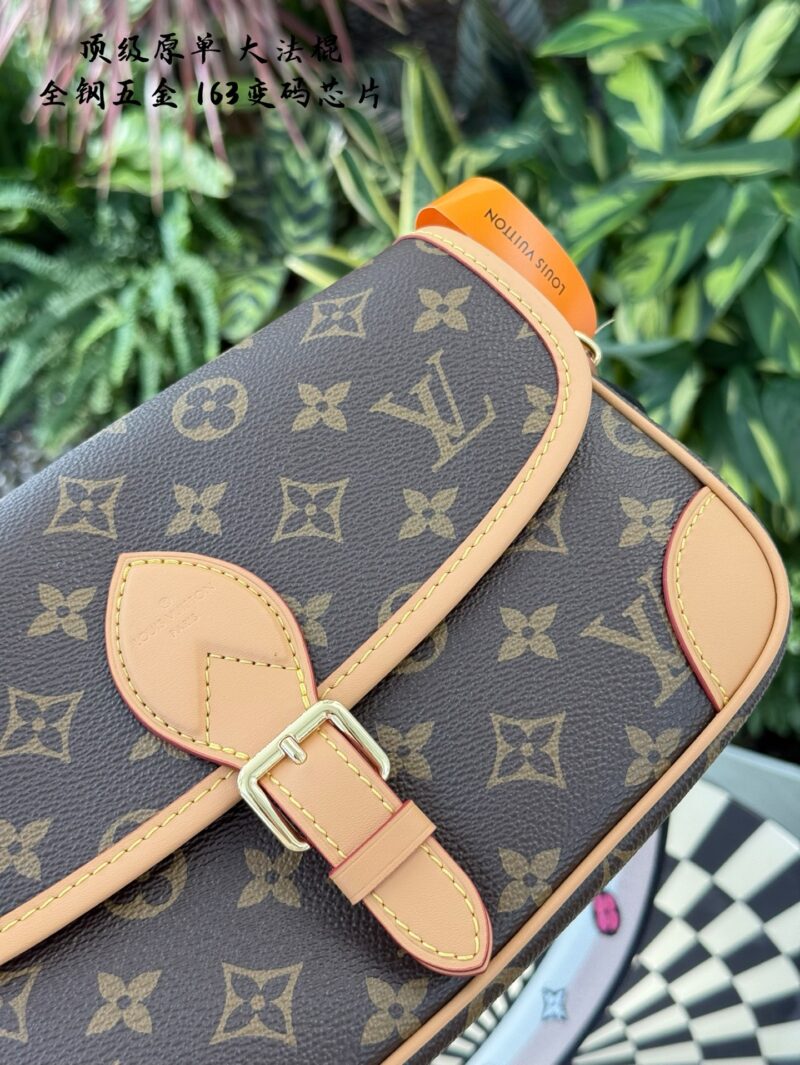0e2114e46c.jpg Counter synchronization 163 chip version p325
Lv's new Diane vintage flower stick bag for fashion shows, one shoulder crossbody armpit bag with floral embroidery shoulder strap, all steel hardware
Size: 24 * 15 * 9CM, with 2 shoulder straps that can ...