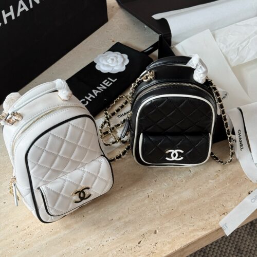 295/sheepskin box
size：13*18cm
Xiaoxiangjia 25P new backpack
This season's stir fried chicken with cute little shoulders
My new bag!
CHANEL 25p black and white border panda color
25P all black sheepskin small book bag is cool!