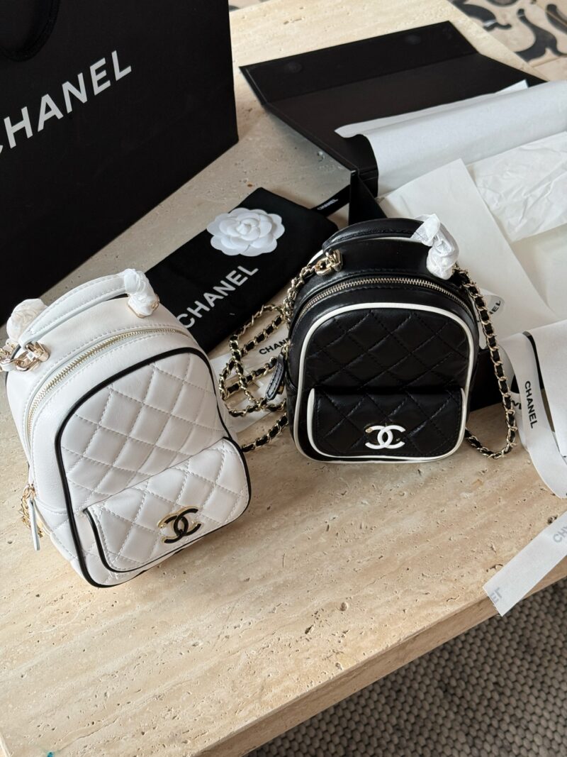 0e2252bf24.jpg 295/sheepskin box
size:13*18cm
Xiaoxiangjia 25P new backpack
This season's stir fried chicken with cute little shoulders
My new bag!
CHANEL 25p black and white border panda color
25P all black sheepskin small book bag is cool!