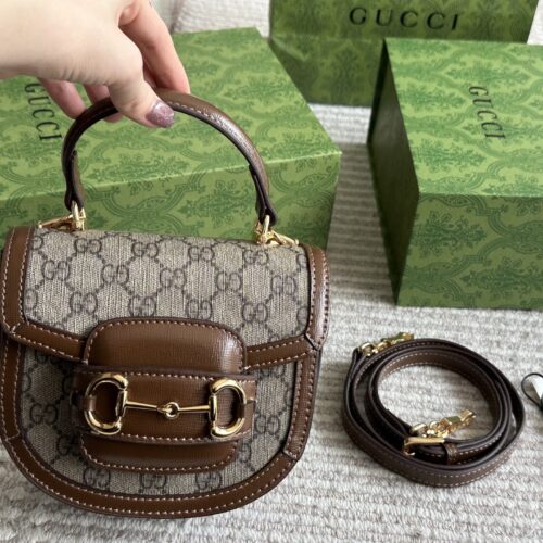 235 box
Size: 18 * 16cm
GG 23ss saddle bag
Classic coffee color, huge and cute size
? Underarm ? Cute little cross carrying!
Search GG 1955 saddle bag