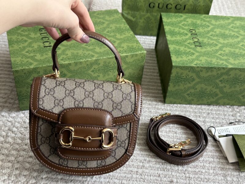235 box
Size: 18 * 16cm
GG 23ss saddle bag
Classic coffee color, huge and cute size
? Underarm ? Cute little cross carrying!
Search GG 1955 saddle bag