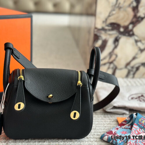 300 sets of complete packaging
size：19*13cm
?? top layer leather!
H Home Mini Lindy
? Crossarm ? Hand carried!
A perfectly cute little one!