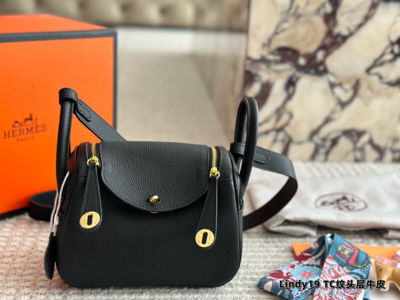 0e56c1938c.jpg 300 sets of complete packaging
size:19*13cm
?? top layer leather!
H Home Mini Lindy
? Crossarm ? Hand carried!
A perfectly cute little one!