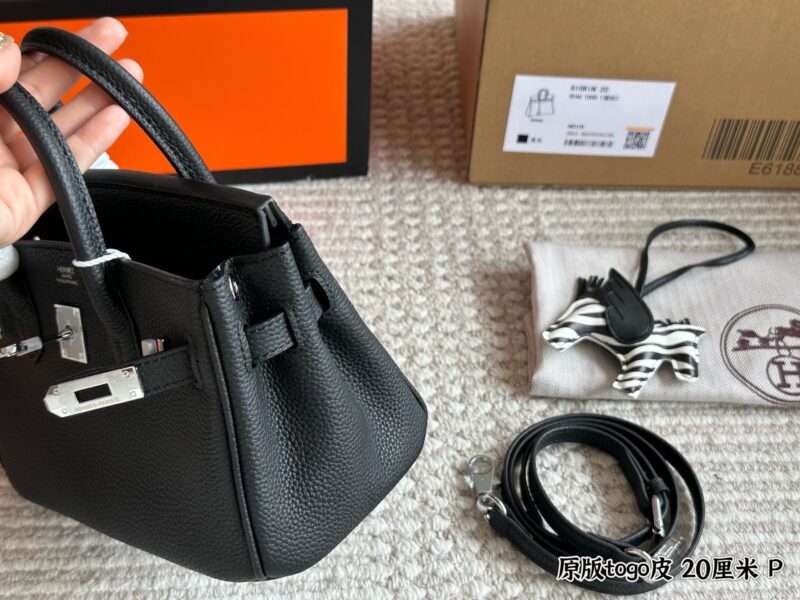 320 original togo leather
Size: 20cm box
Original quality ?
Original TC leather side panel steel seal code ??
The lock is made of copper, with a scarf and a flying horse pendant ??
The season for carrying platinum bags has arrived
The first...