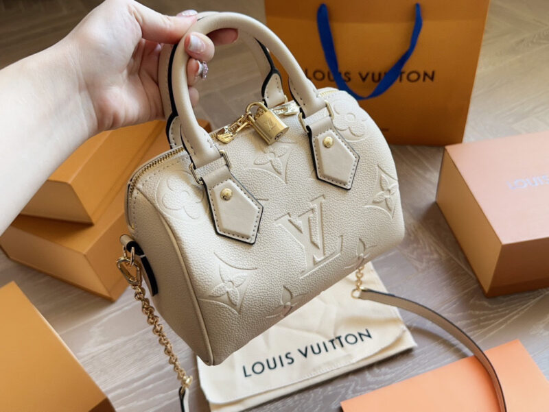 0e650c45e2.jpg 250 new model (with box)
size:20*14cm
L Home SS23 Speedy 20
Experience the joy of strawberry powder together~
Carrying a small bag, I really love it, love it~
?? Cream strawberry color
Search: Lv nano