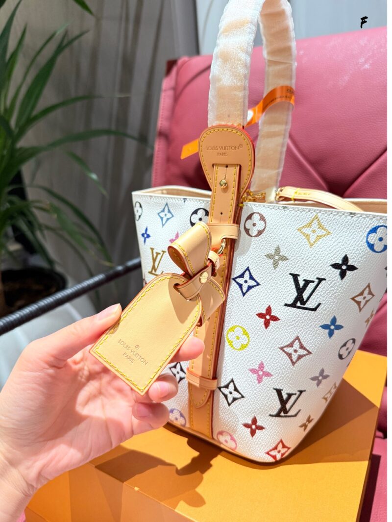 0e6f61e913.jpg Can't put it down, white tri colored vegetable basket, water bucket bag
The only item that can be reserved is still my personal favorite
You can carry it both on one shoulder and crossbody!
How can it really look so beautiful, with a drop of white tr...