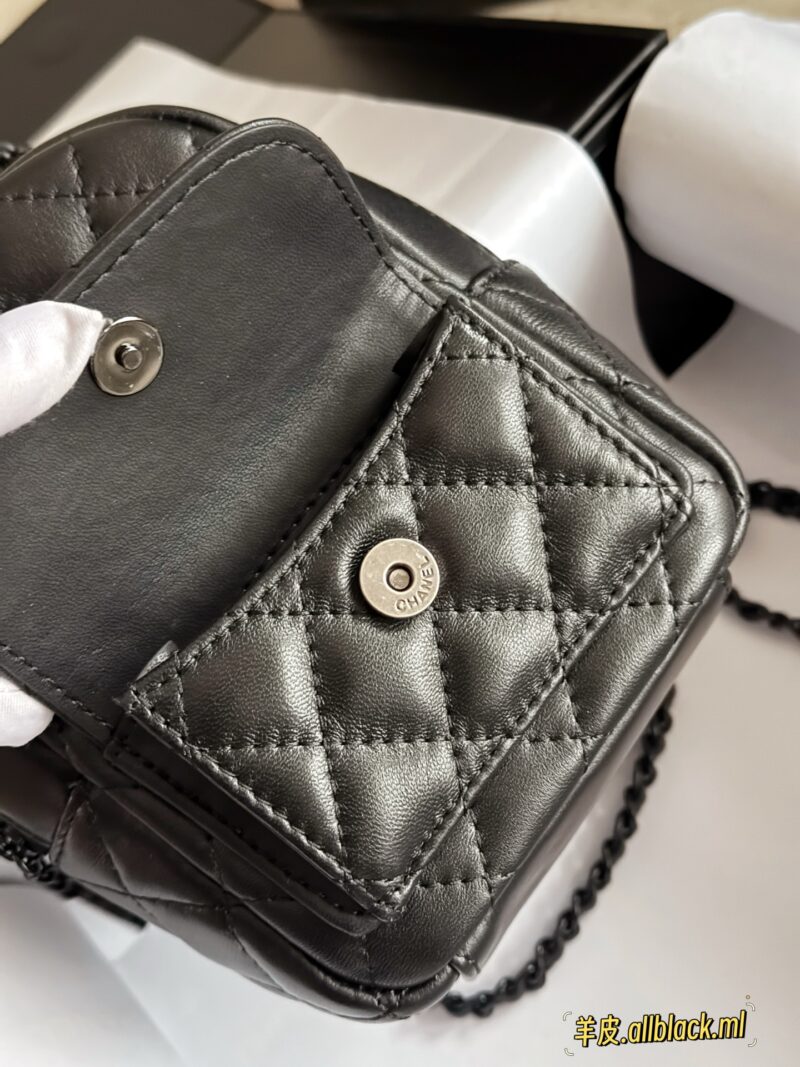 0e839fa9d3.jpg 265/sheepskin box
size:13*18cm
Xiaoxiangjia's new 24c backpack
This season's stir fried chicken with cute little shoulders
It looks very small, but the capacity is quite large. There are also many ways to memorize it, which is very nice
25P all bla...