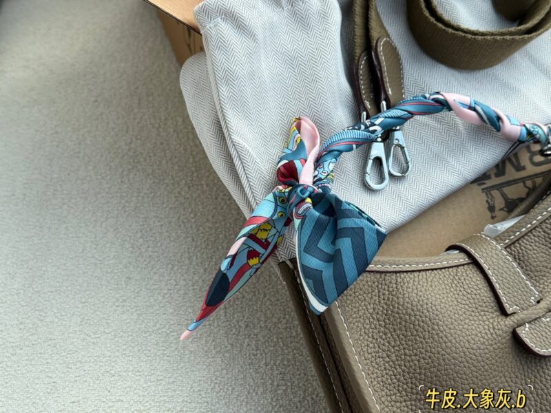 230 sets of packaging/scarves/pendants
size：16*18cm
Evelyn Elephant Grey Mini Evelyen
Looks very high-end and comfortable
Very suitable for daily commuting
And it can be carried or carried
One package is versatile!