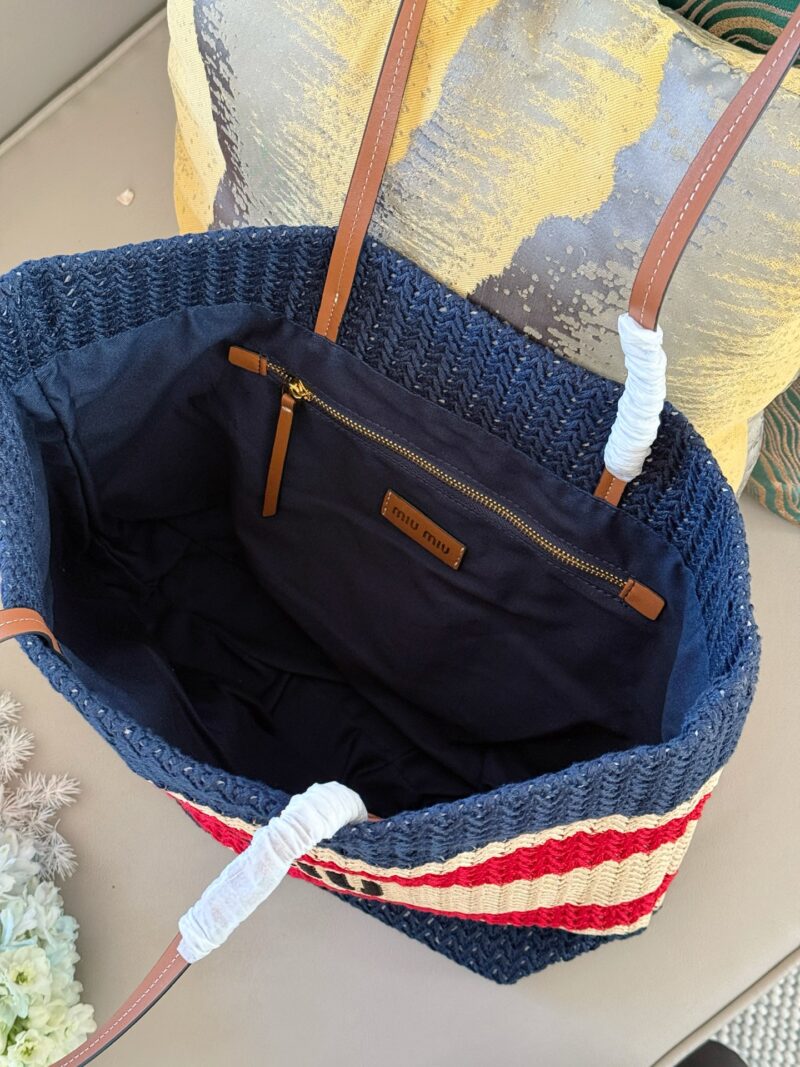 200 without box
Size: 36 * 37cm (vertical version)
Medium width 45 * 35cm (horizontal version)
MiuMiu woven bag, win hemp
This crochet tote bag
Splicing patterns with vibrant color blocks!
What you need for a perfect texture score is one
Loose short-...