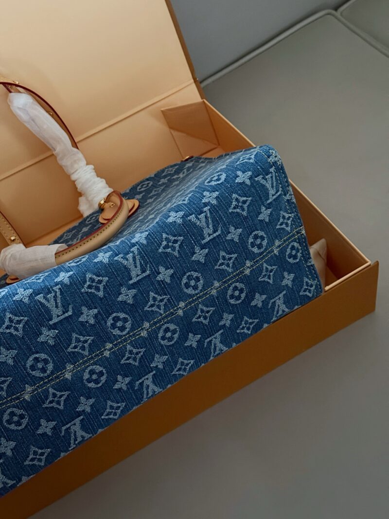 315 with packaging
size：34*26cm
L Home On the Go Cowboy Shopping Bag ??
So elegant
I will always love tannins! Who can refuse LV's denim style
Search Lv on the go shopping bag