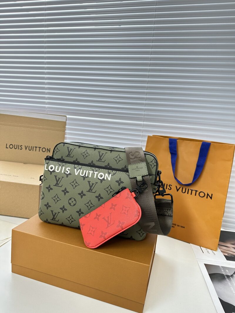 Comes with a foldable gift box airplane ?? Box M23783 Green
Featuring a Monogram coated canvas with a three in one design, equipped with a detachable coin purse, main compartment, and a detachable zipper front pocket for individual use. The coin ...