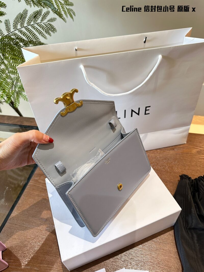 Celine envelope chain wraps are exquisitely crafted to the heart's tip
Like a love letter from a romantic girl's heart, small and exquisite, like a gentle and youthful confession. The cute size easily adapts to your light daily life, like a beautiful...