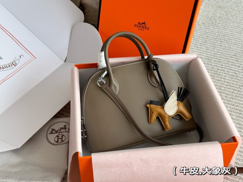 290 cowhide box
size:29*25m
H Home Hermes Bolive Leather Shell
Who hasn't gotten this yet!
Truly unbeatable and adorable!
Carrying it back is truly practical
~Gift of hardware and pony ornaments