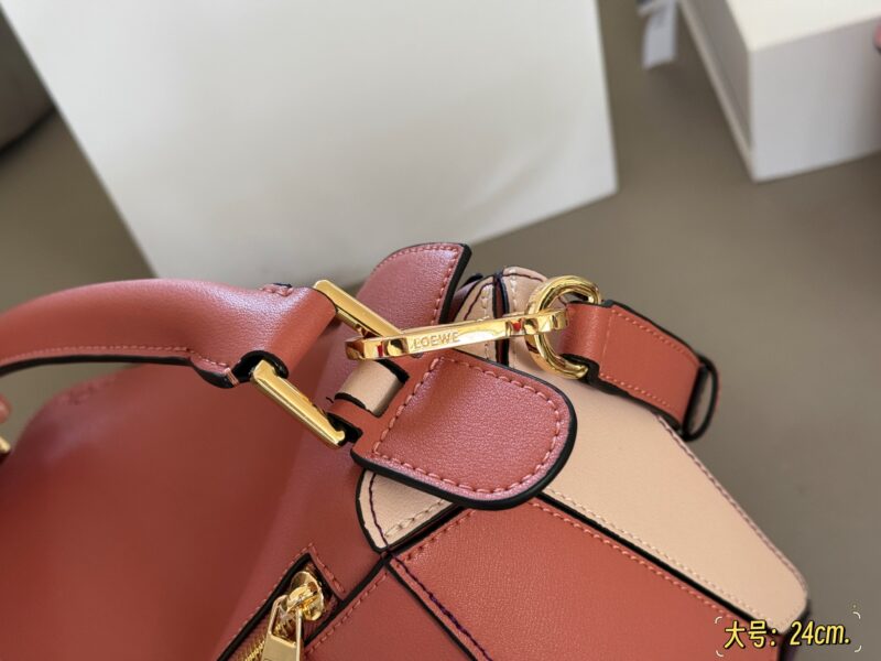 0ecbdebdd2.jpg 225 255 box
Size: 18 * 10cm (mini)
24 * 15cm (large size)
Loewe Geometry Package Puzzle
Truly cannot be missed,
?? Cowhide quality!
Completely hold on!
Puzzle cranberry color blocking
Even high-level ones have to overflow