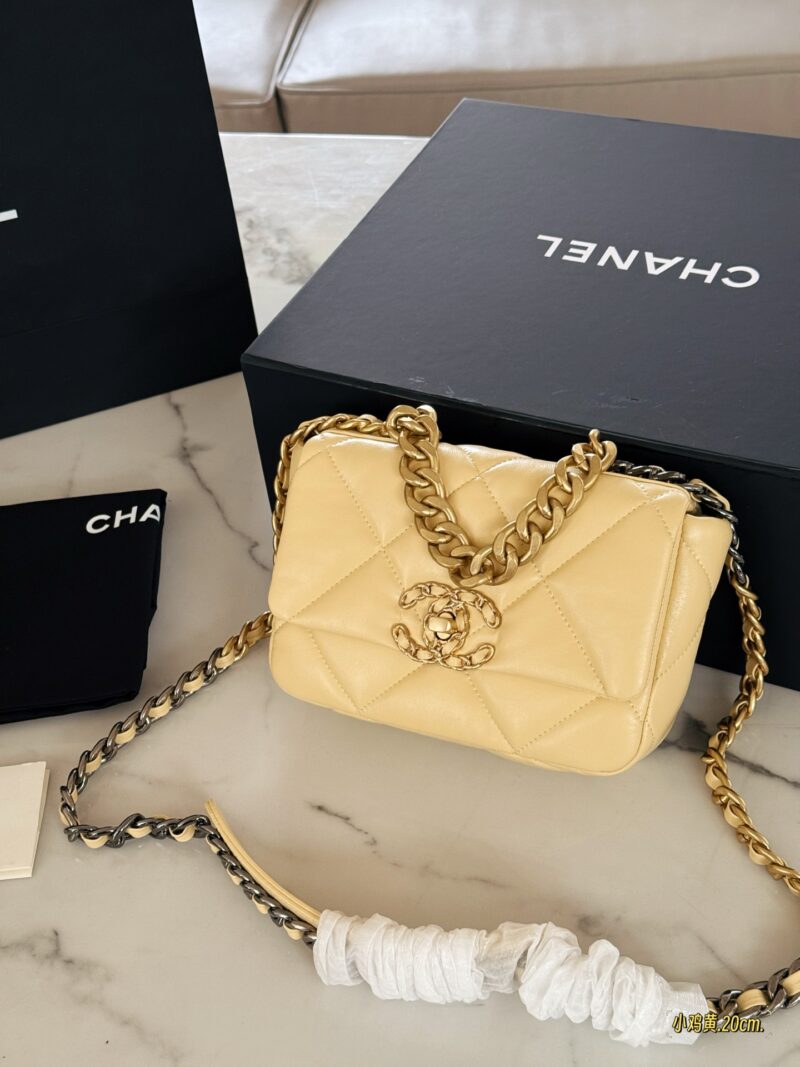 0ef4f748e4.jpg 220 (with box)
size:20*15cm
Xiaoxiang's house 19 bags
Sweet and girlish, it's really hard to resist!!!
Achieve optimal cost-effectiveness
Cute and lovely chicken yellow/very suitable for summer color matching~
High quality texture