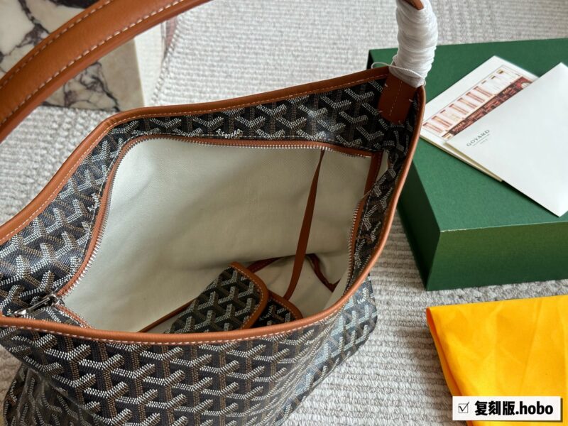0ef6919c2d.jpg 215 replica folding box
size:45*28cm
Goya's New Hobo Underarm Bag
Leather/leather/workmanship have all been upgraded!
From beginning to end, everything was booked by customers!
Hobo is perfect for commuting!
Search for Goya shopping bags ?