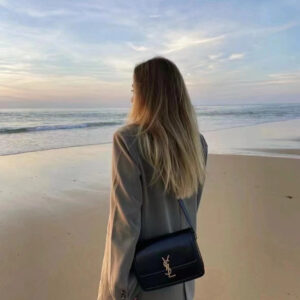 Bento bag p235
Chanel Chanel 25C Carefully Selected
The whole internet knows that the price of 24C has been indirectly adjusted. Although this cute lunch box bag belongs to small leather goods, the price allows me to climb Chanel again. It is also a ...