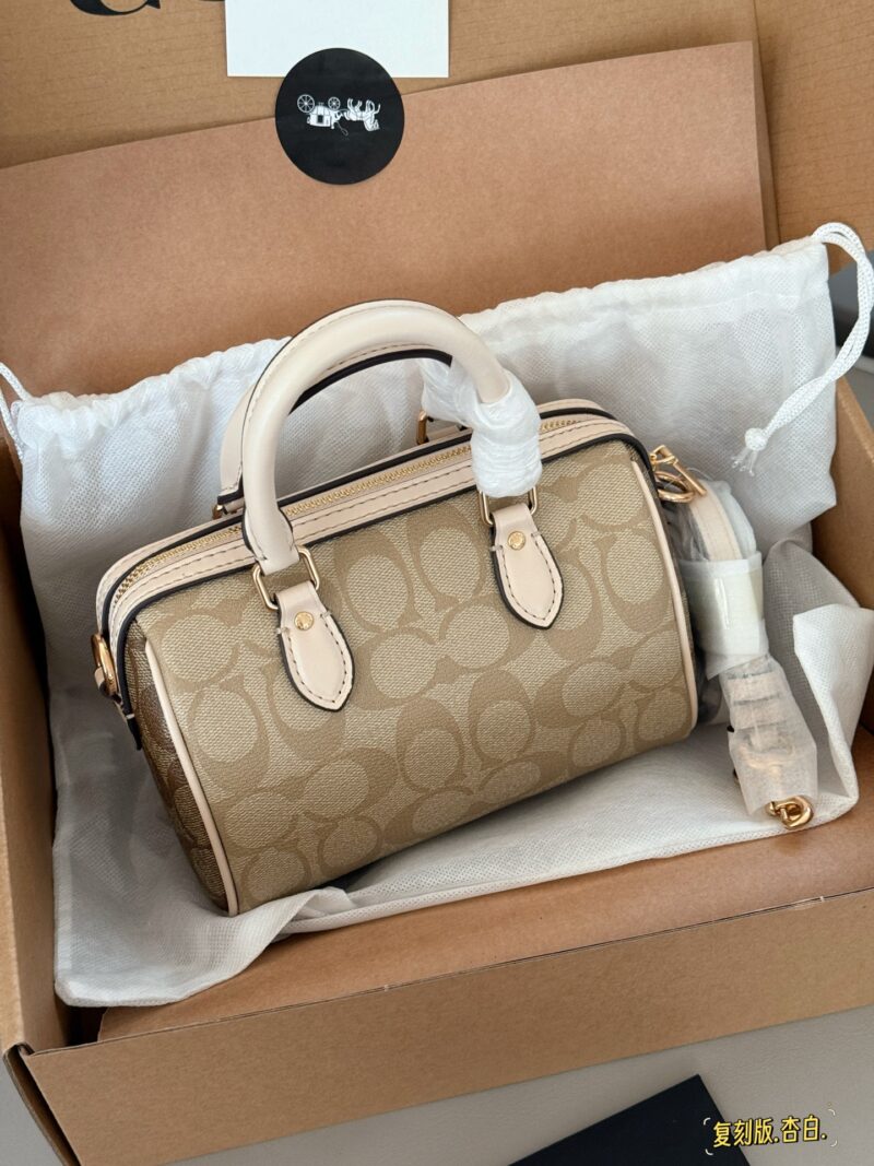 0f2a13bed0.jpg 230 (full package) replica version
size:18*12cm
C Home 24ss Pillow Bag/New Product Upgraded Again
Super cute mini Boston
Classic small size
Small body, large capacity!
Channel goods are very rare!
Search Coach Pillow Bag