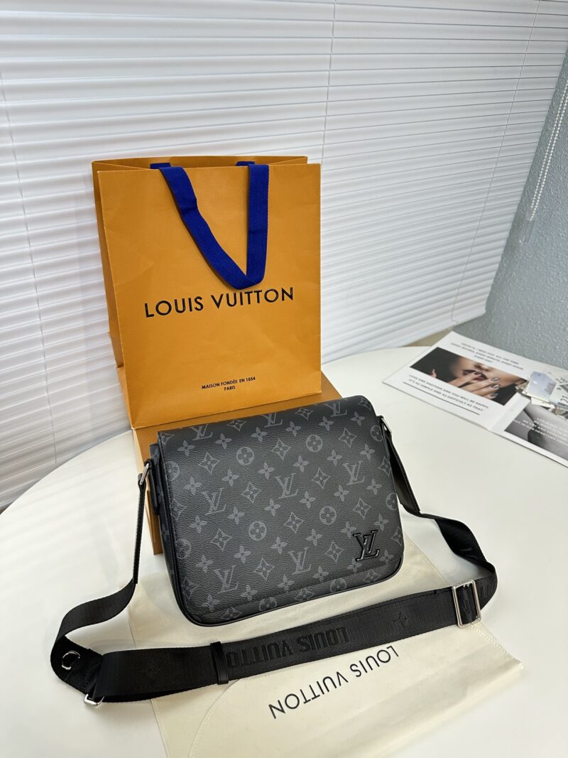 Comes with premium gift box (top of the line original order) M 46255 black flower
This District small mailman bag is more square and compact than the previous version, reinforced with Damier Graphite coated canvas for classic contours and delicate pr...