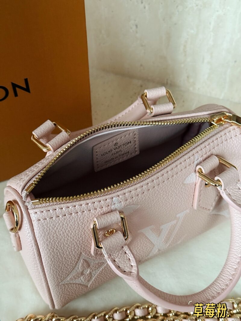 215 Pack (Shoulder Strap)
size：16*10cm
The new pink series released by L family is really cute!
Don't be too cute!
Strawberry milk cost
Search for L Home Nano Strawberry Milk!