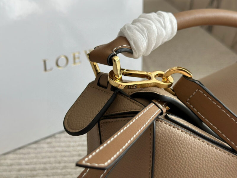 0f3c6411eb.jpg ¥225
From now on, fans of the Luo family geometric bag family will surely be delighted with the addition of a bag to the Loewe puzzle. The classic geometric bag will once again attract fans with its mini bag! This time let's plant grass and see if ...