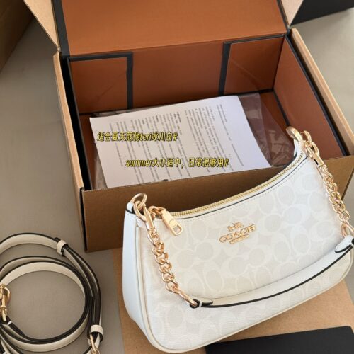 225 box upgrade version
size：24*13*7cm
C Home Teri Underarm Bag Hardware Upgraded Again
Underarm bag design ceiling!
Equipped with 2 shoulder straps,
Both shoulder and crossbody are acceptable!
level of appearance
Search Coach Coach Underarm Bag