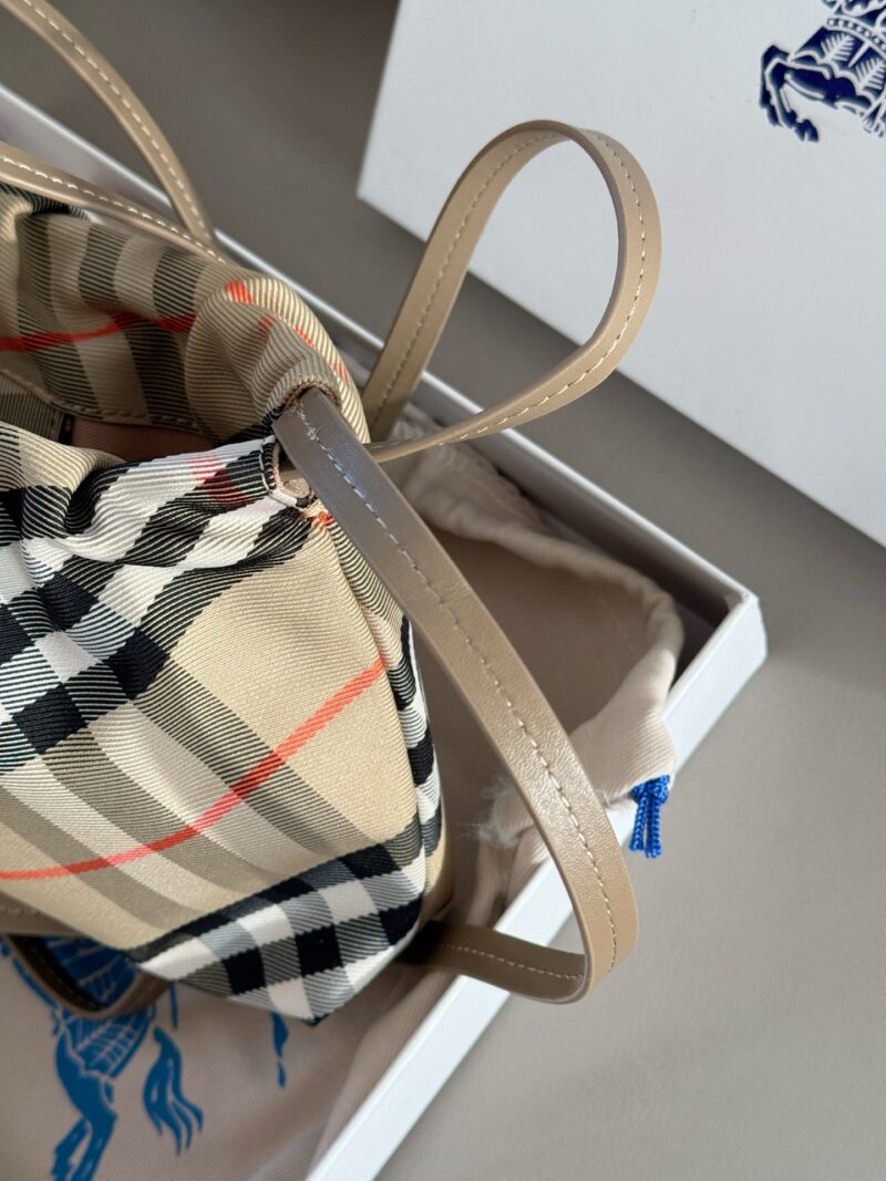 0f794e5c00.jpg 195 box
size:22*16cm
Burberry plaid cloud bag
This cloud pack is really cute
Drawstring closure is very convenient
You can put your phone mainly because the price is not too expensive