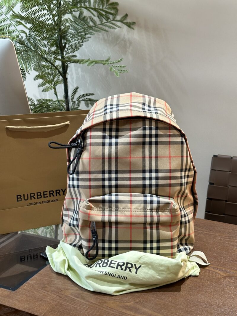 Burberry plaid backpack p225
Vintage vintage plaid material, paired with smooth leather trim, this backpack is priced at five to six thousand yuan, and it's hard to find a bag. Of course, besides being stylish, it's also very useful, lightweight and ...