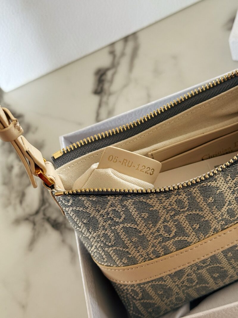 265 box
size：24*14cm
D's Super Cute Dumpling Bun Caro
Early spring armpit bag/hobo
Although it looks small
But installing Promax is no problem!
Lightly equipped and extremely elegant~Recommended by Lucy!
