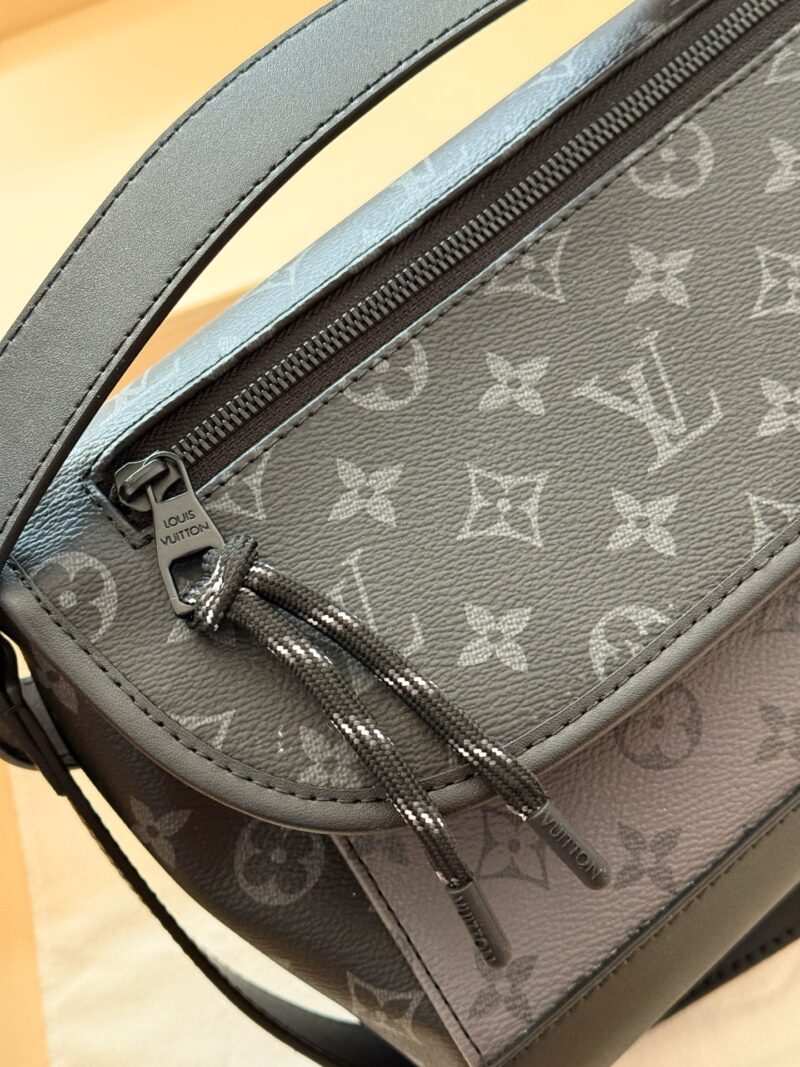 0fa28932b7.jpg 260 boxes
size:24*19cm
L's postman bag pulse! Black Warrior!
It really grows on my aesthetic point,
Simple and versatile, spacious!
There are still some clever ideas in the compartment!
There is enough space to fit another iPad mini!